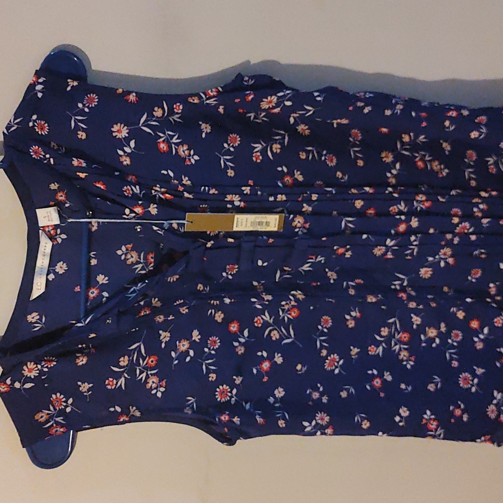 New with tag floral top